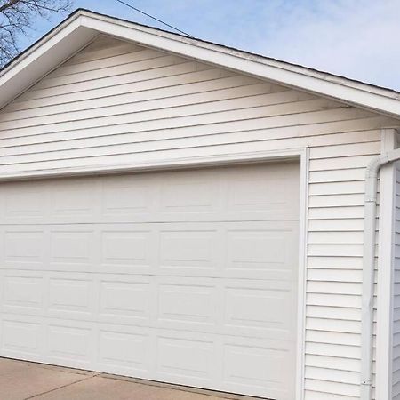 Cute Yellow 2-Br Bungalow W/Free Garage, Free Wifi Villa Milwaukee Exterior foto